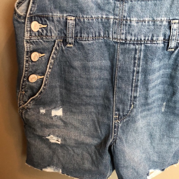 NWT DISTRESSED DENIM OVERALL SHORTS - Picture 4 of 6